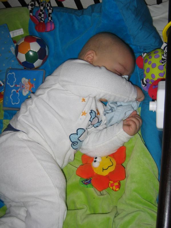 En daarna is merijn maar echt gaan liggen., geplaatst door mama Lizanne op 2005-01-04