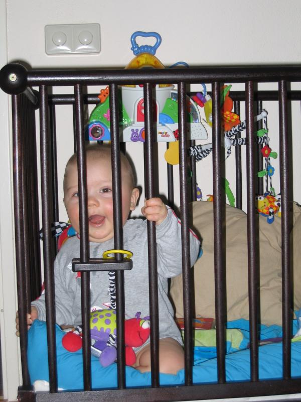 Merijn wil gaan staan in de box., geplaatst door mama Lizanne op 2005-01-13