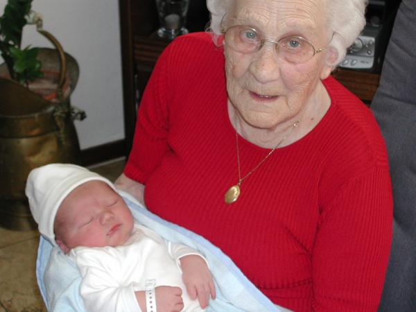 Merijn thuis - bij Overgrootmoeder An op schoot 2, geplaatst door papa Boudewijn op 2004-06-03