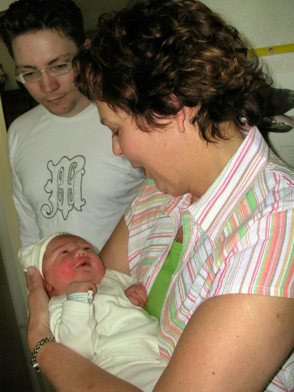 Merijn thuis - bij Oma Tineke in de armen en papa Boudewijn toekijkend, geplaatst door papa Boudewijn op 2004-06-03