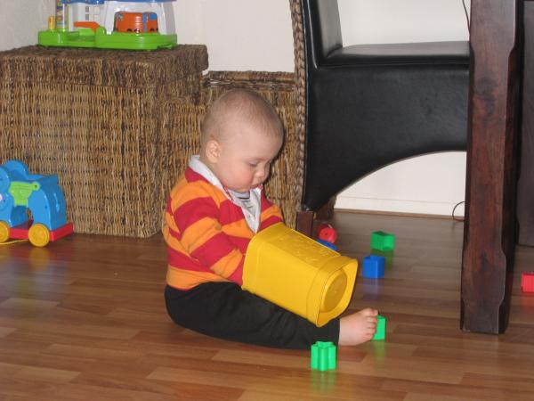 Merijn druk bezig met spelen., geplaatst door mama Lizanne op 2005-04-18