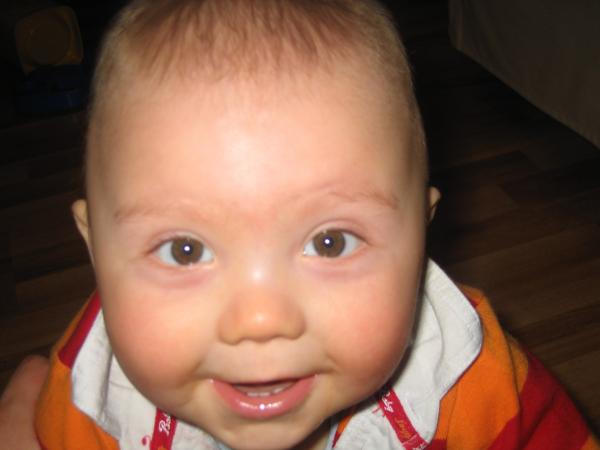 Merijn betrapt mama met de camera., geplaatst door mama Lizanne op 2005-04-18