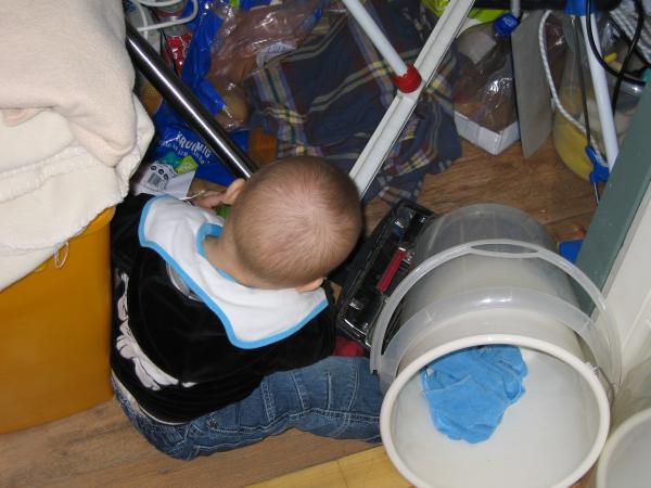 Merijn heeft zich verstopt in de voorraadkast., geplaatst door mama Lizanne op 2005-04-19