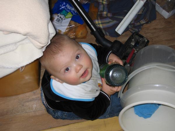 Merijn heeft zich verstopt in de voorraadkast., geplaatst door mama Lizanne op 2005-04-19