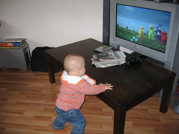 Merijn is de teletubbies aan het kijken., geplaatst door mama Lizanne op 2005-04-19