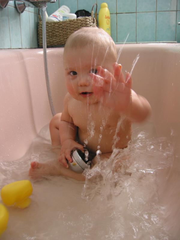 Merijn grote pret in bad., geplaatst door mama Lizanne op 2005-04-30