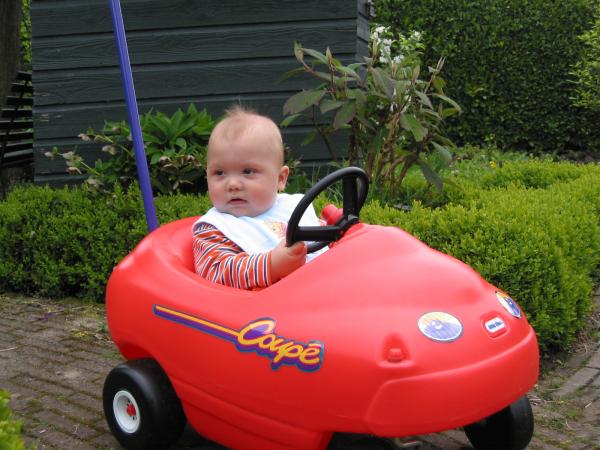 Merijn in zijn nieuwe wagen., geplaatst door mama Lizanne op 2005-04-30