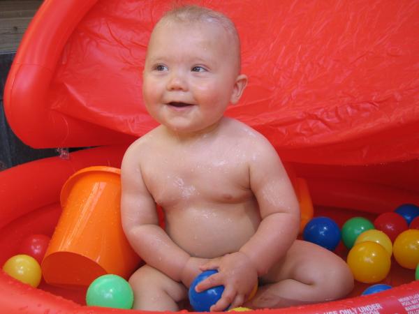 Merijn voor het eerst in zijn zwembadje buiten., geplaatst door mama Lizanne op 2005-05-30
