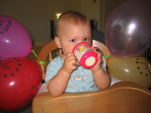 Merijn smorgens aan het drinken op zijn 1e verjaardag., geplaatst door mama Lizanne op 2005-05-30