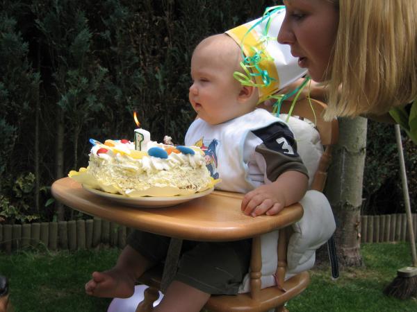 Kaarsje uitblazen op de taart., geplaatst door mama Lizanne op 2005-05-30