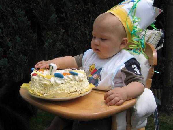 Merijn voelt aan zijn taart., geplaatst door mama Lizanne op 2005-05-30