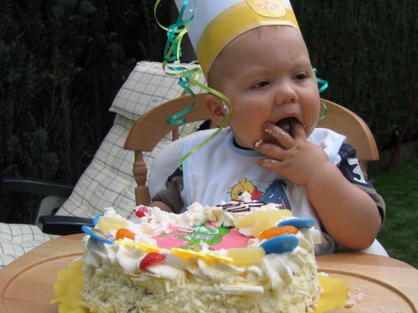 Merijn is taart aan het eten., geplaatst door mama Lizanne op 2005-05-30