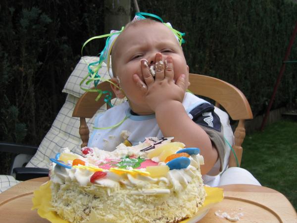 Merijn is taart aan het eten., geplaatst door mama Lizanne op 2005-05-30