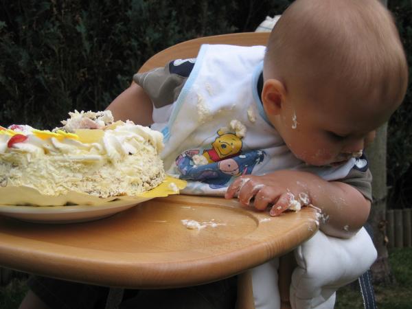 Merijn is taart aan het eten., geplaatst door mama Lizanne op 2005-05-30
