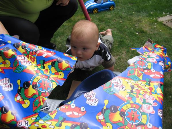 Merijn pakt zijn kado`s uit., geplaatst door mama Lizanne op 2005-05-31