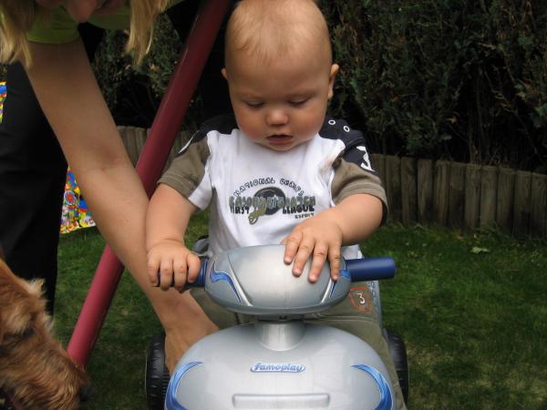 Merijn zit op zn scooter., geplaatst door mama Lizanne op 2005-05-31