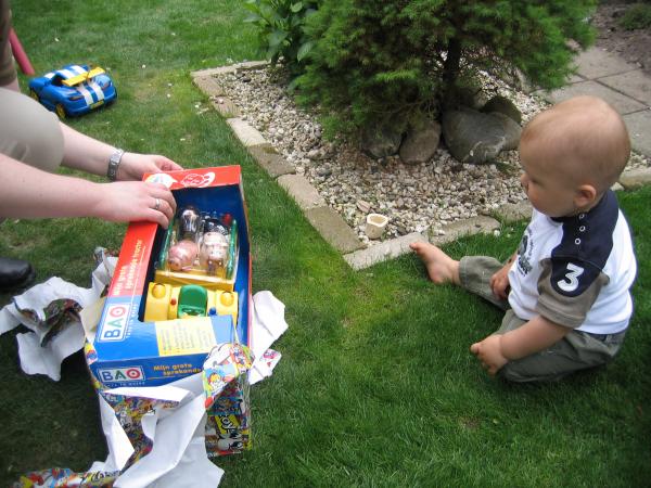 Merijn krijgt een tractor met aanhanger vol boerderijdieren., geplaatst door mama Lizanne op 2005-05-31