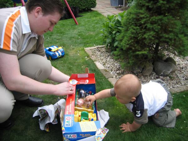 Merijn en papa pakken het kado samen uit., geplaatst door mama Lizanne op 2005-05-31