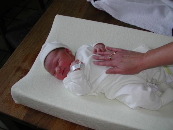 Merijn thuis - op tafel 1, geplaatst door papa Boudewijn op 2004-06-03