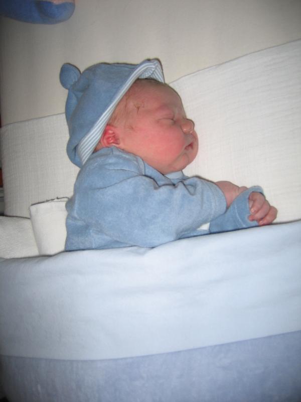 Jesse voor het eerst in zijn eigen bedje., geplaatst door mama Lizanne op 2005-08-12