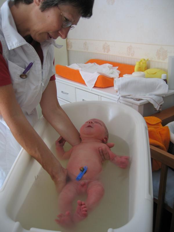 Jesse voor het eerst in bad., geplaatst door mama Lizanne op 2005-08-16