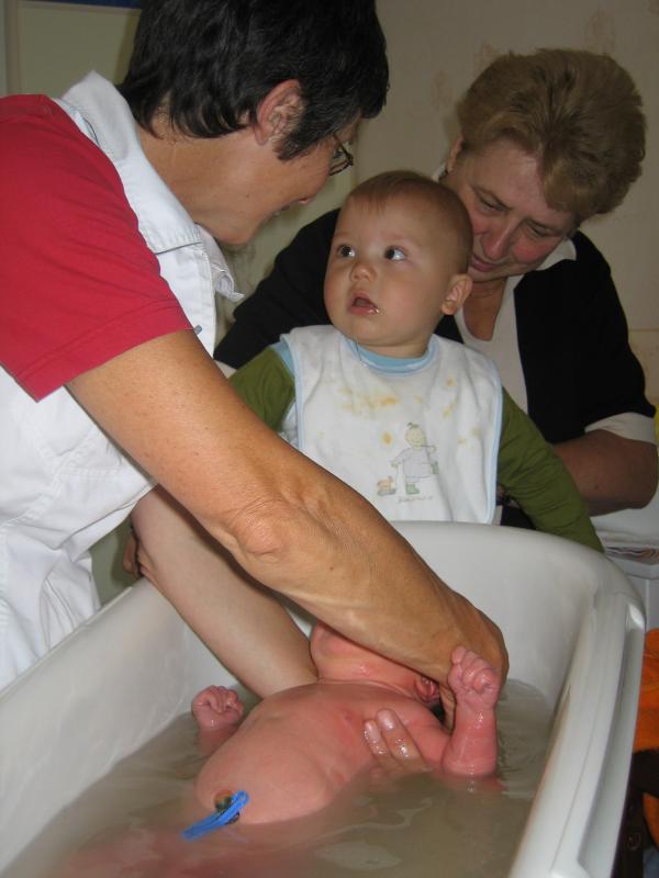 Jesse voor het eerst in bad., geplaatst door mama Lizanne op 2005-08-16