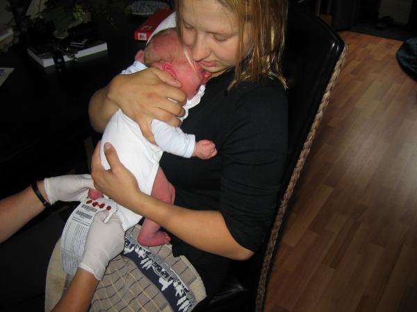 Jesse krijgt zijn hielprikje., geplaatst door mama Lizanne op 2005-08-16