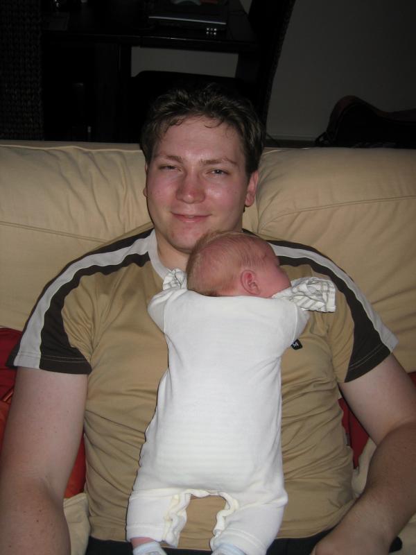 Jesse aan het slapen bij papa., geplaatst door mama Lizanne op 2005-09-01