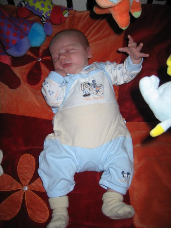 Jesse aan het slapen in de box., geplaatst door mama Lizanne op 2005-09-01