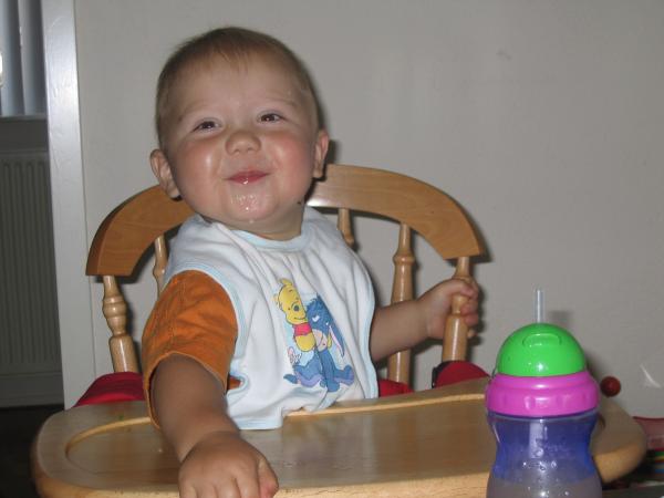 Merijn in zijn stoel., geplaatst door mama Lizanne op 2005-09-01