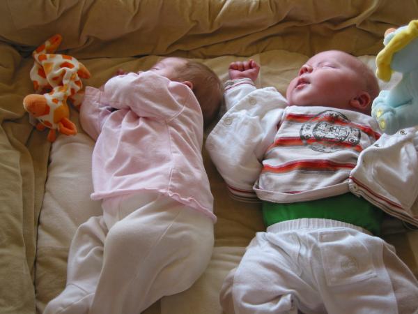 Jesse met achternichtje Floor., geplaatst door mama Lizanne op 2005-09-03