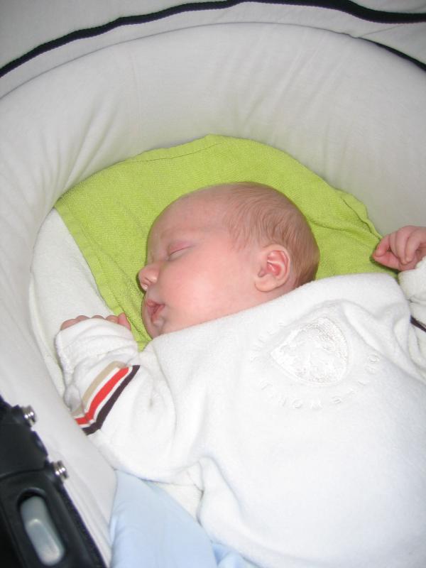 Jesse 1 maand oud in de wandelwagen., geplaatst door mama Lizanne op 2005-09-27