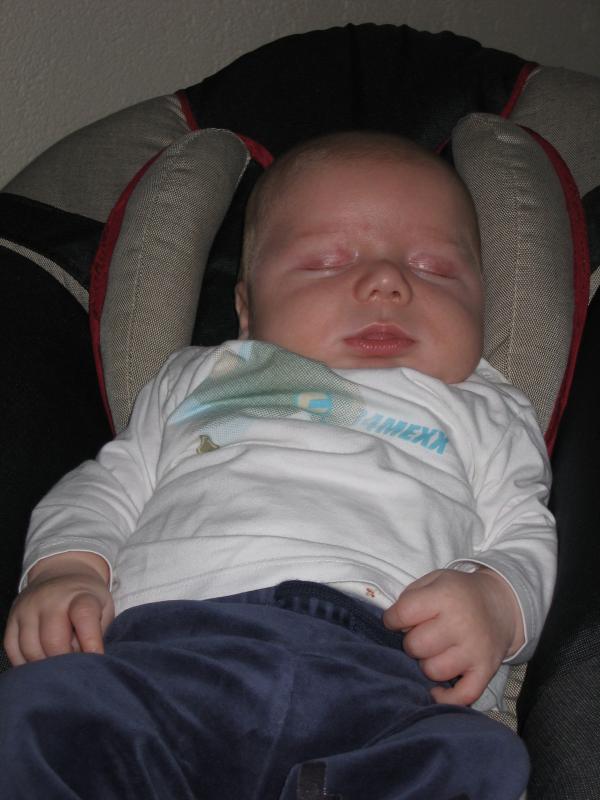 Jesse aan het slapen in zijn wipstoel., geplaatst door mama Lizanne op 2005-09-27