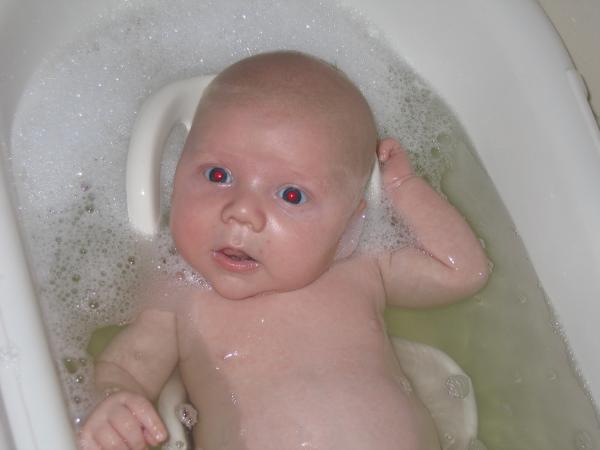 Jesse lekker in het badje., geplaatst door mama Lizanne op 2005-09-27