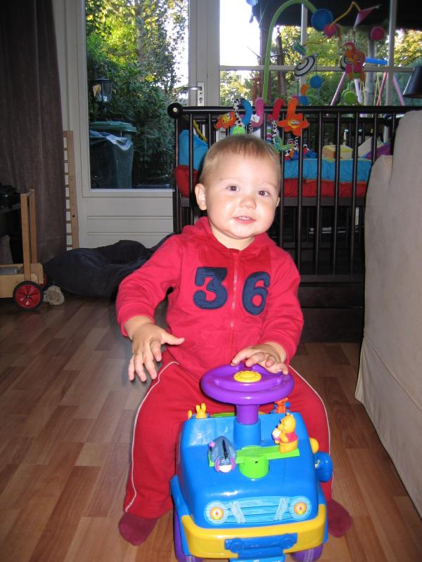Merijn op zijn loopwagen., geplaatst door mama Lizanne op 2005-10-13
