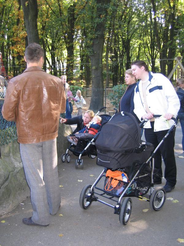 Allemaal aan het kijken bij de leeuwen., geplaatst door mama Lizanne op 2005-10-17