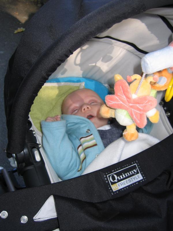 Jesse ligt ondertussen te slapen.... en sliep de gehele middag., geplaatst door mama Lizanne op 2005-10-17