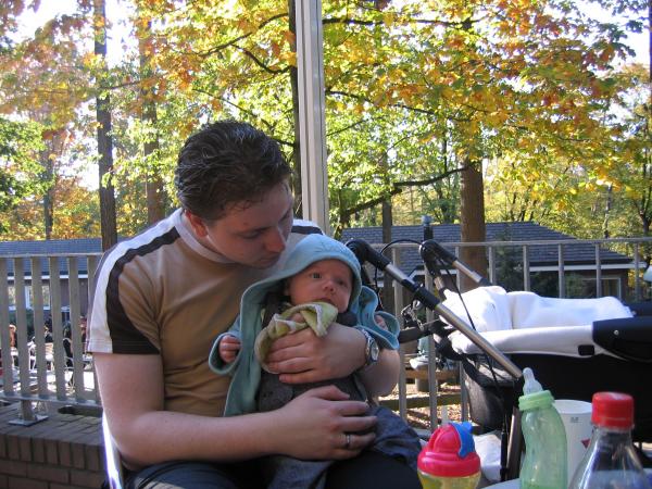 Jesse en Papa tijdens de koffie., geplaatst door mama Lizanne op 2005-10-17