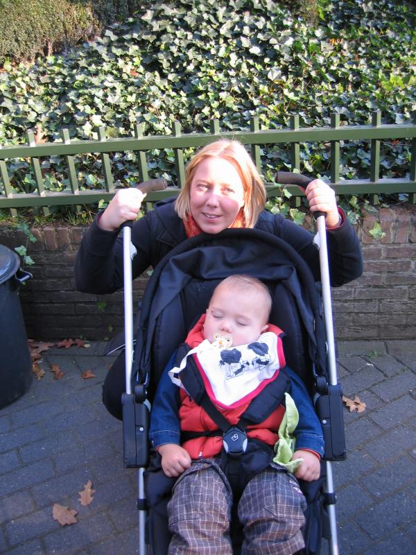Merijn uitgeteld na een dagje Dierentuin., geplaatst door mama Lizanne op 2005-10-17