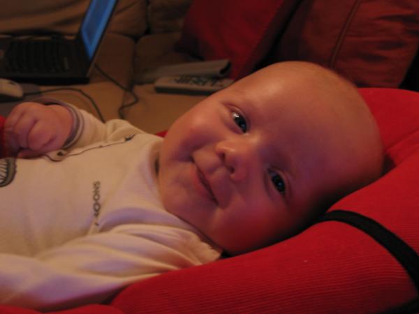 Jesse lacht naar mama., geplaatst door mama Lizanne op 2005-10-17