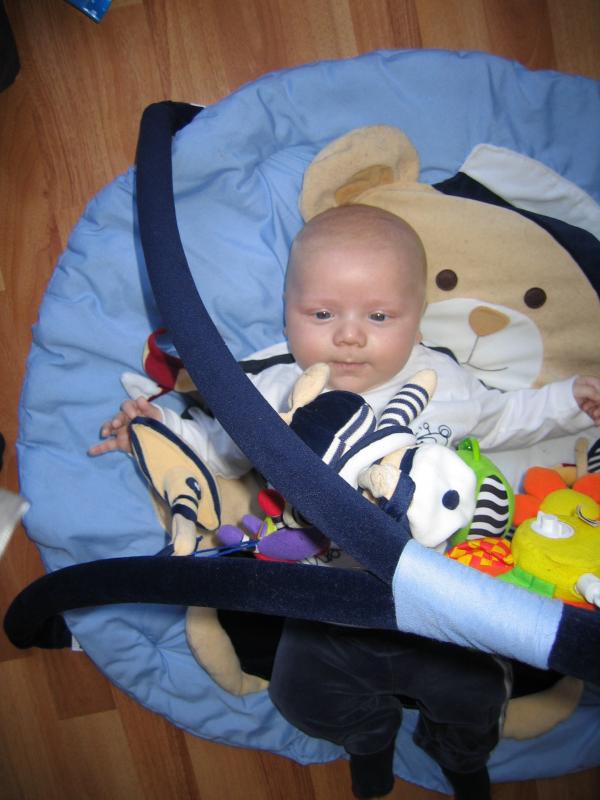 Jesse onder zijn speelkleed., geplaatst door mama Lizanne op 2005-11-11