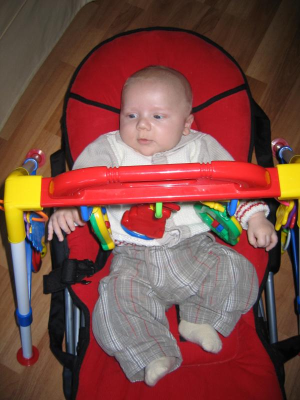 Jesse onder de babygym, geplaatst door mama Lizanne op 2005-11-11