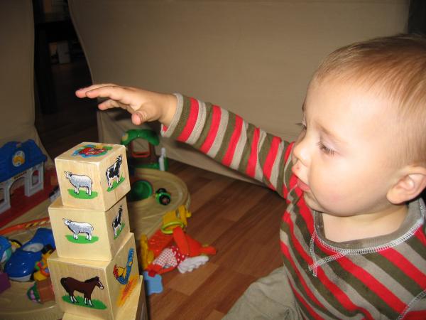 Merijn druk aan het spelen., geplaatst door mama Lizanne op 2005-11-11