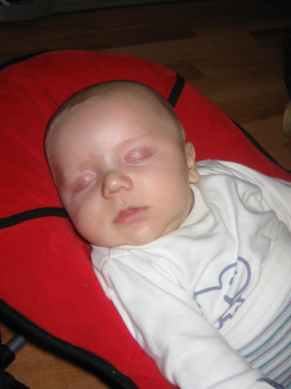 Jesse lekker aan het slapen in de wipper., geplaatst door mama Lizanne op 2005-11-15