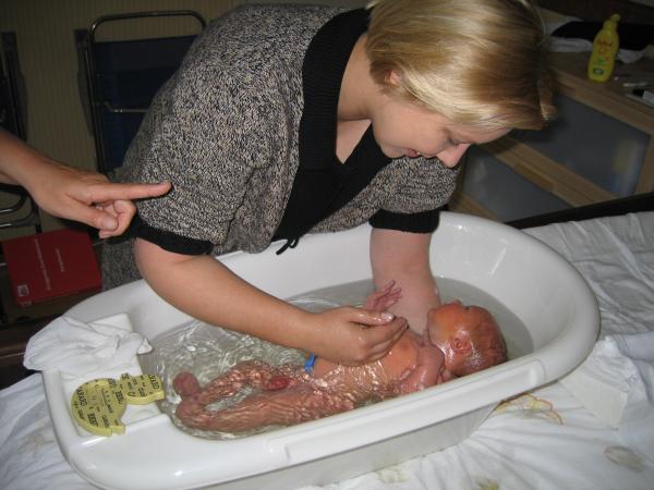 Merijn in bad door tante Monique 2, geplaatst door papa Boudewijn op 2004-06-03