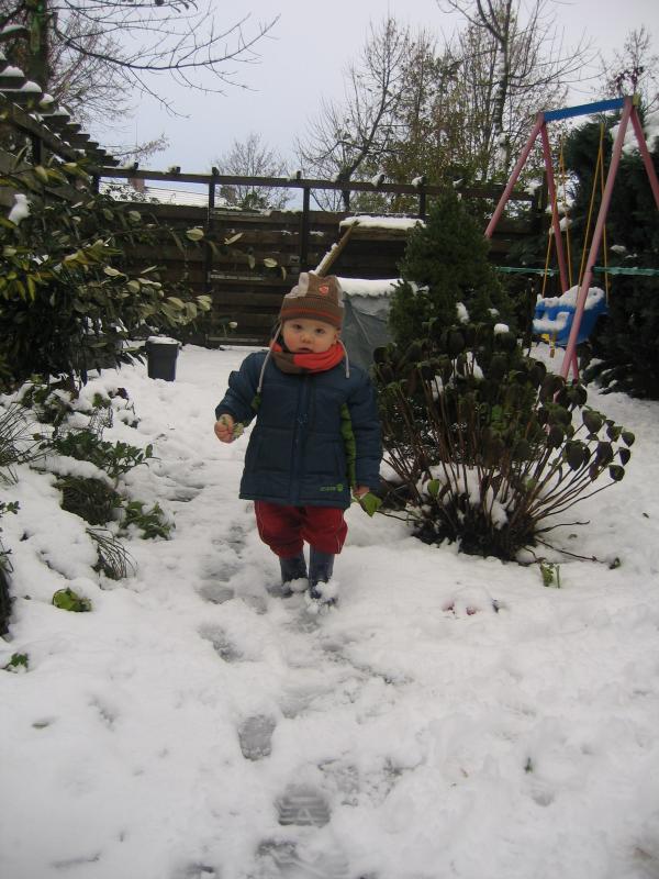 Merijn aan het banjeren in de sneeuw., geplaatst door mama Lizanne op 2005-11-29