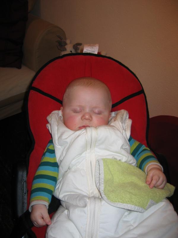 Jesse in slaap gevallen., geplaatst door mama Lizanne op 2006-02-25