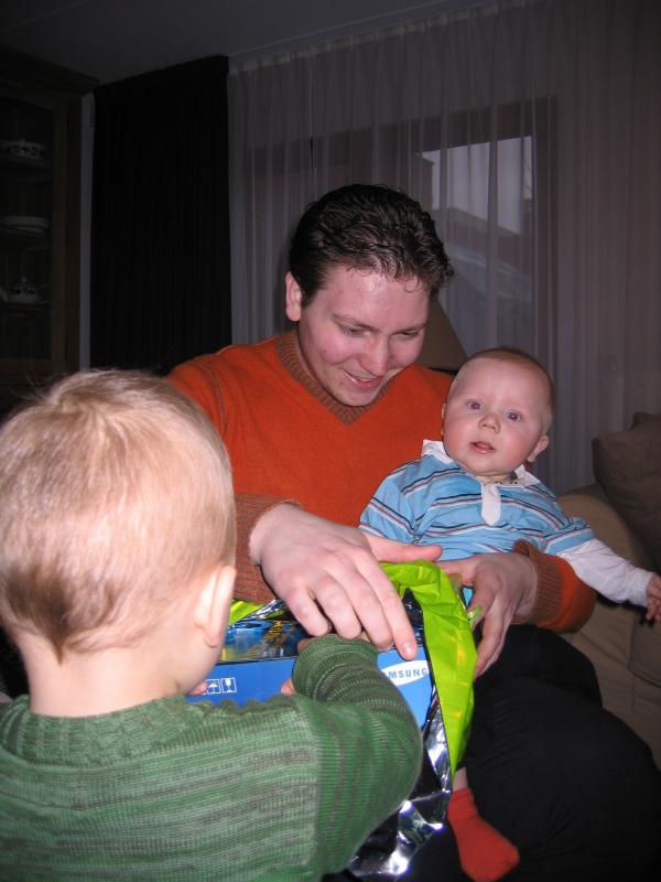 Kado uitpakken met zn drieen., geplaatst door mama Lizanne op 2006-02-25