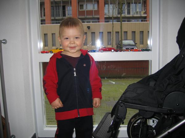 Merijn laat zijn auto`s zien op de achtergrond., geplaatst door mama Lizanne op 2006-02-25