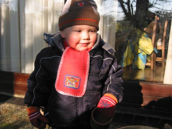 Merijn in de tuin., geplaatst door mama Lizanne op 2006-02-26